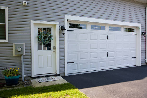 24/7 Emergency Garage Door Panel Replacement experts in Bonnie Brae, IL